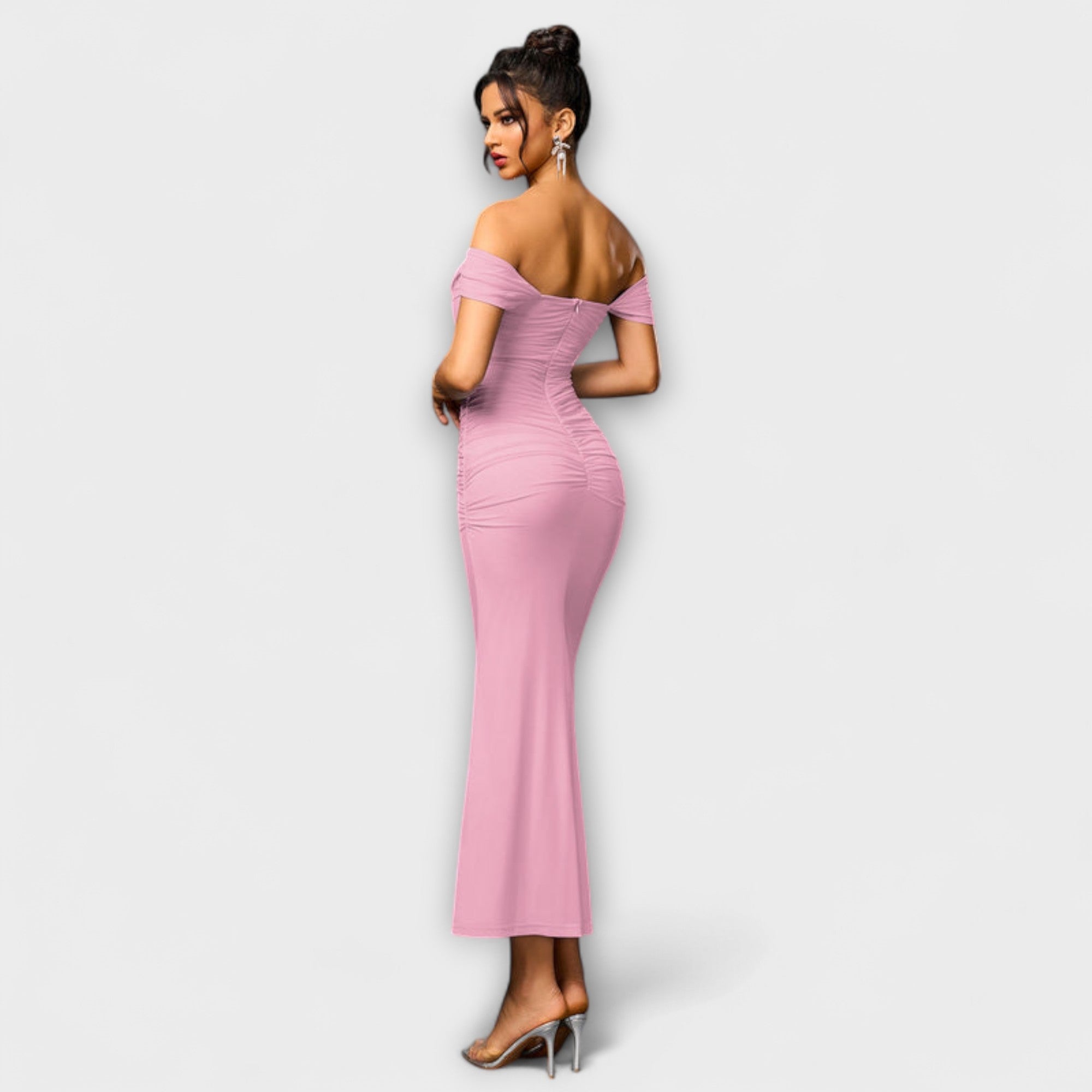 Ione - Bodycon suknelė su atvirais pečiais ir raukiniais