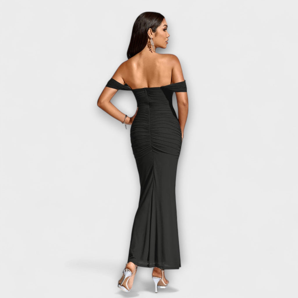 Ione - Bodycon suknelė su atvirais pečiais ir raukiniais