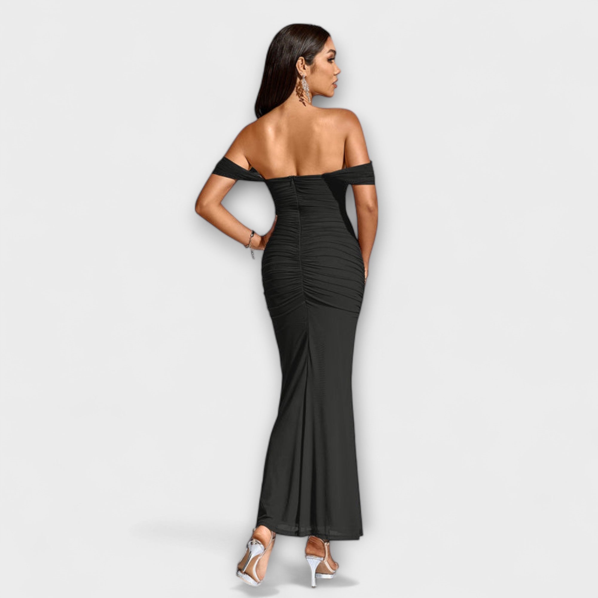 Ione - Bodycon suknelė su atvirais pečiais ir raukiniais