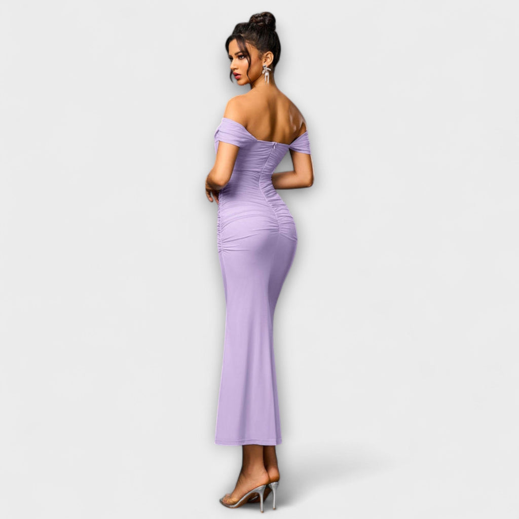 Ione - Bodycon suknelė su atvirais pečiais ir raukiniais