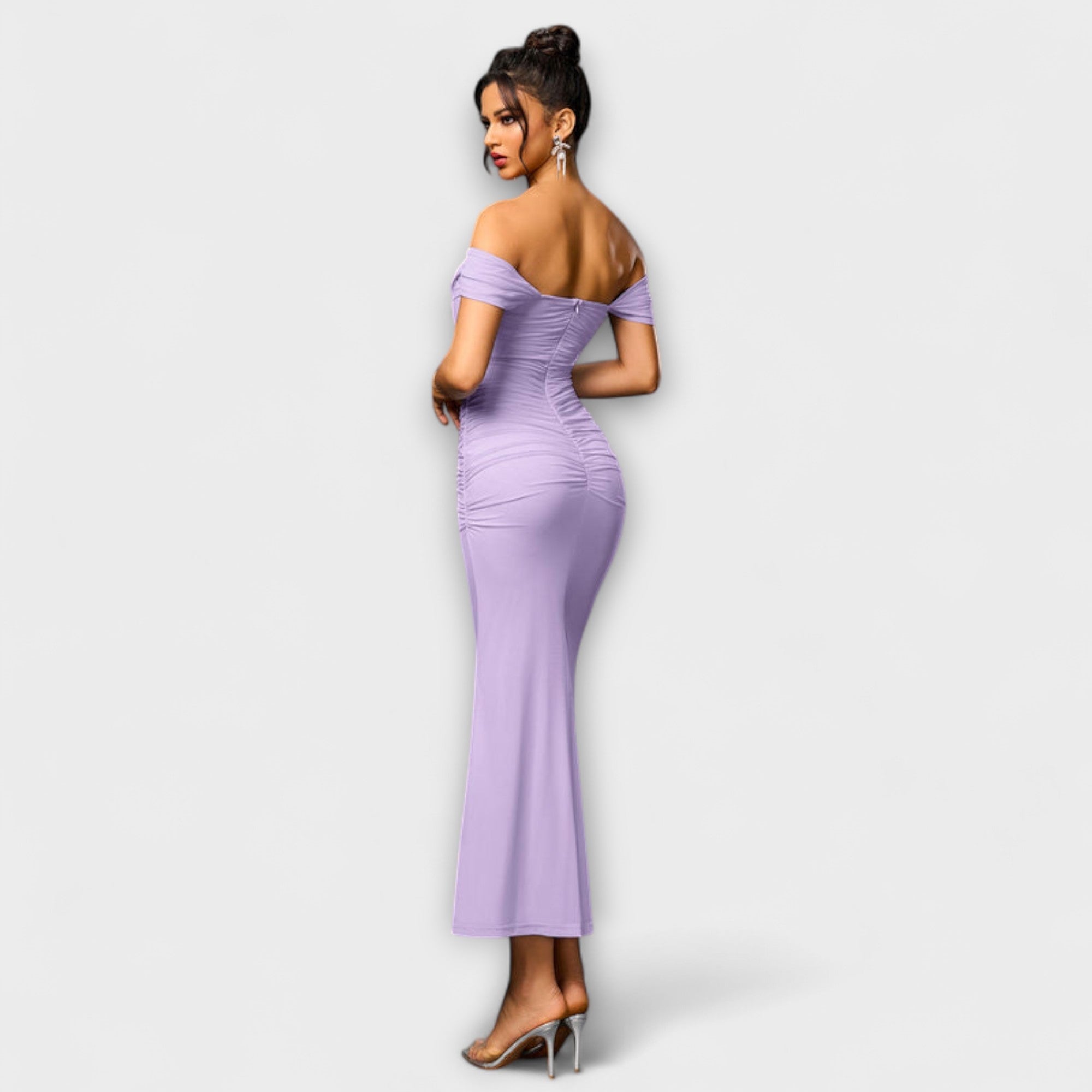 Ione - Bodycon suknelė su atvirais pečiais ir raukiniais
