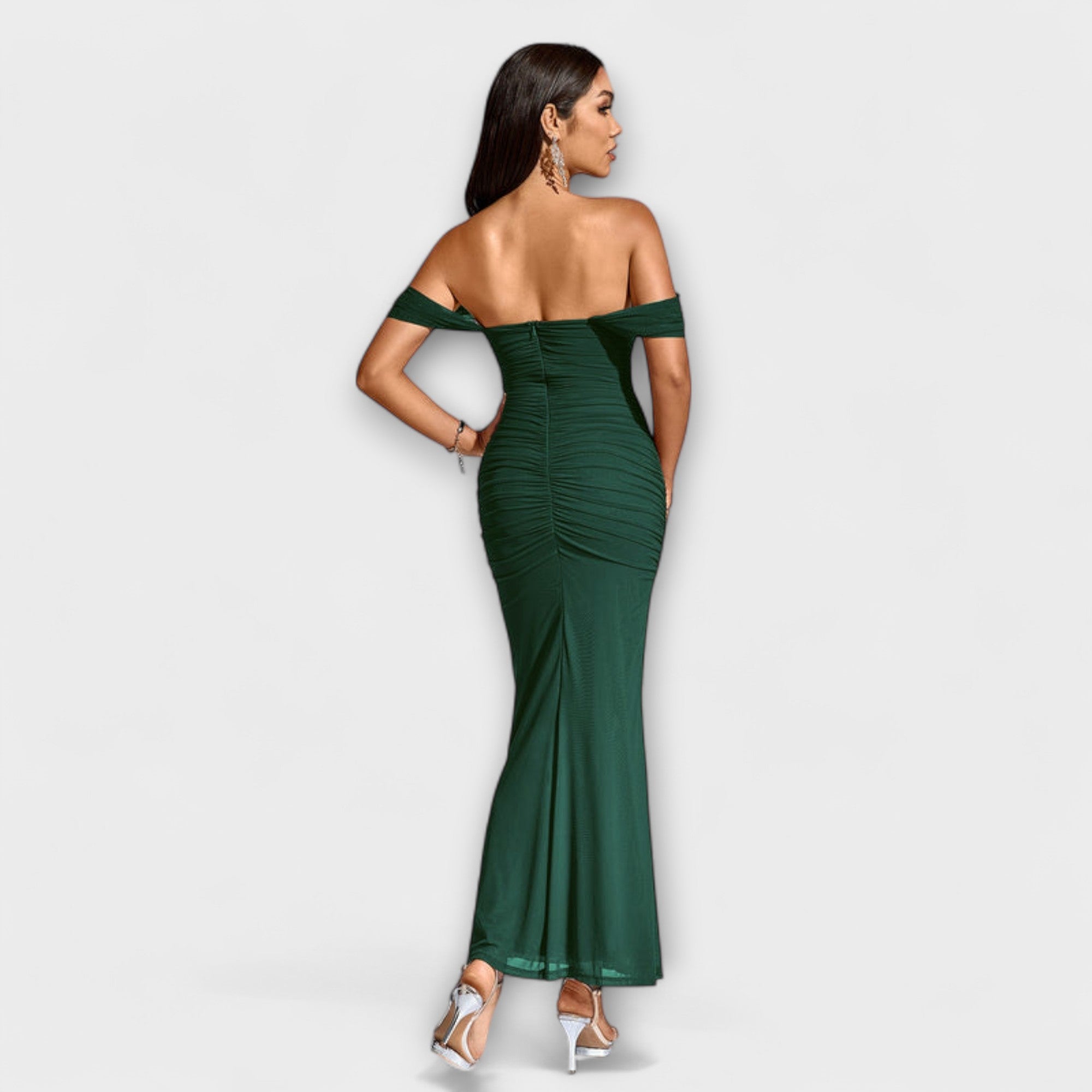 Ione - Bodycon suknelė su atvirais pečiais ir raukiniais