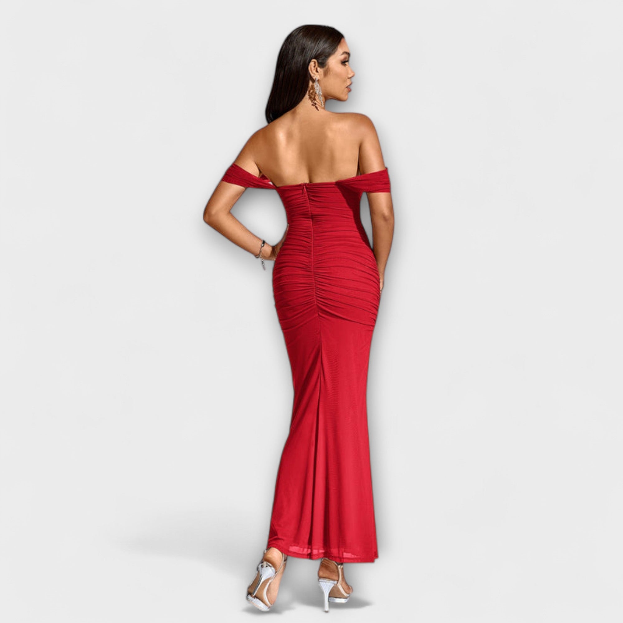 Ione - Bodycon suknelė su atvirais pečiais ir raukiniais