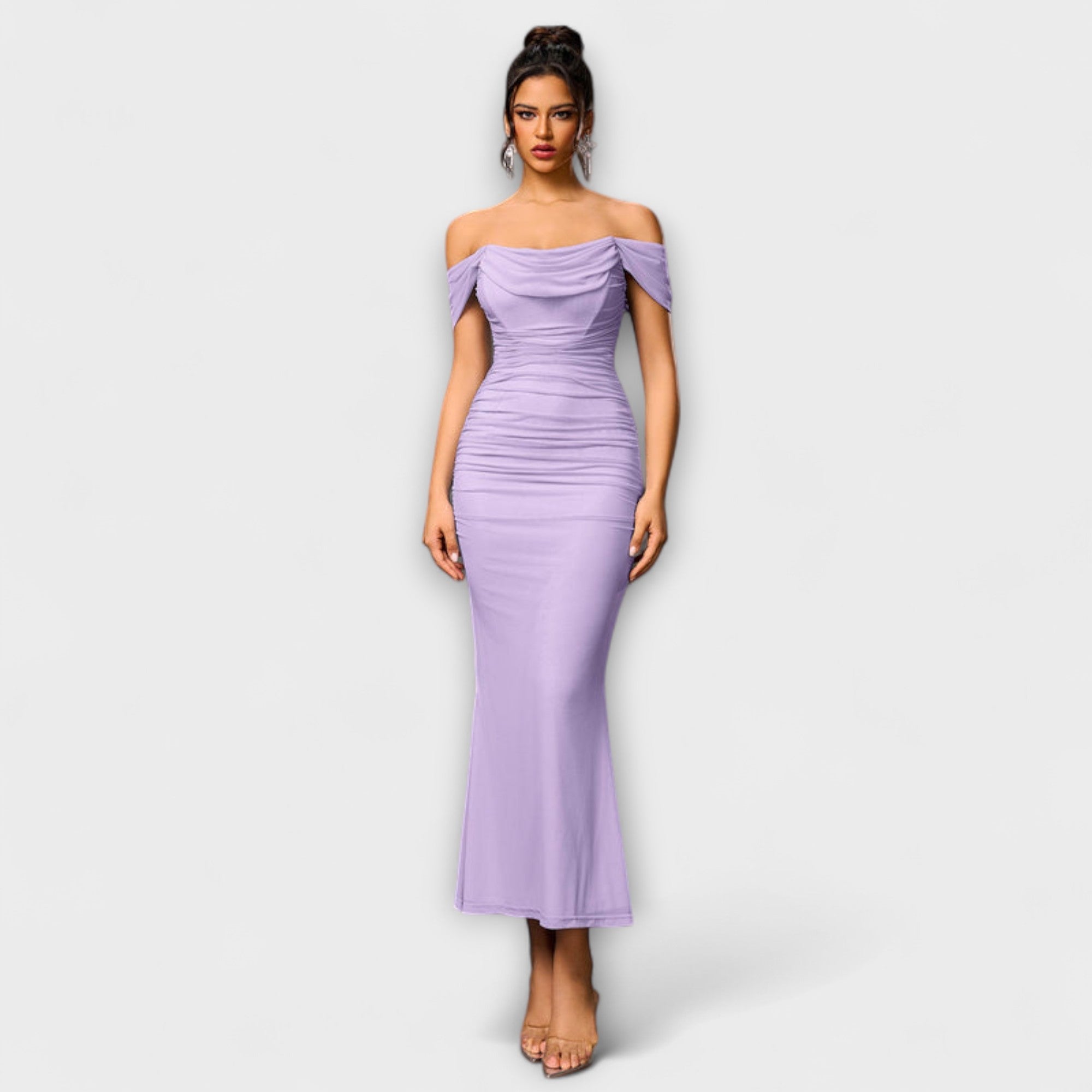 Ione - Bodycon suknelė su atvirais pečiais ir raukiniais