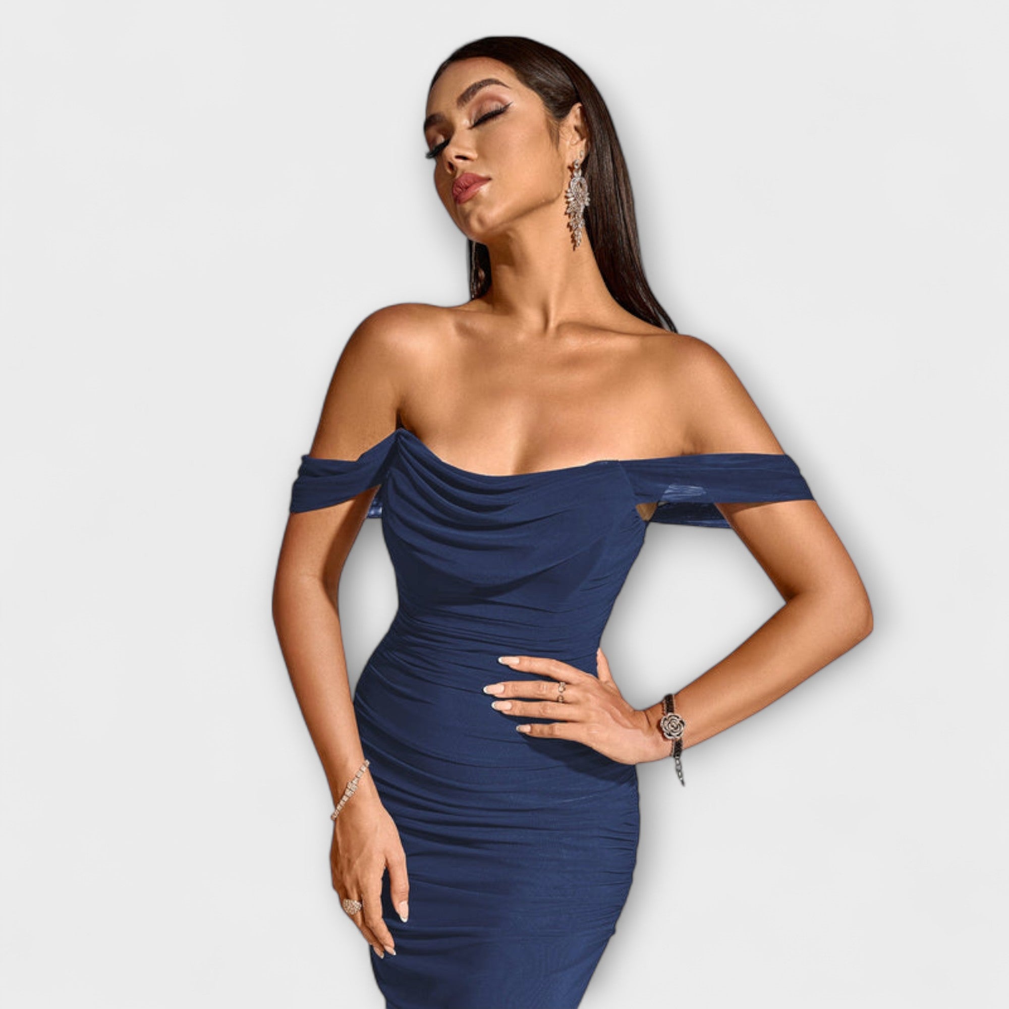Ione - Bodycon suknelė su atvirais pečiais ir raukiniais