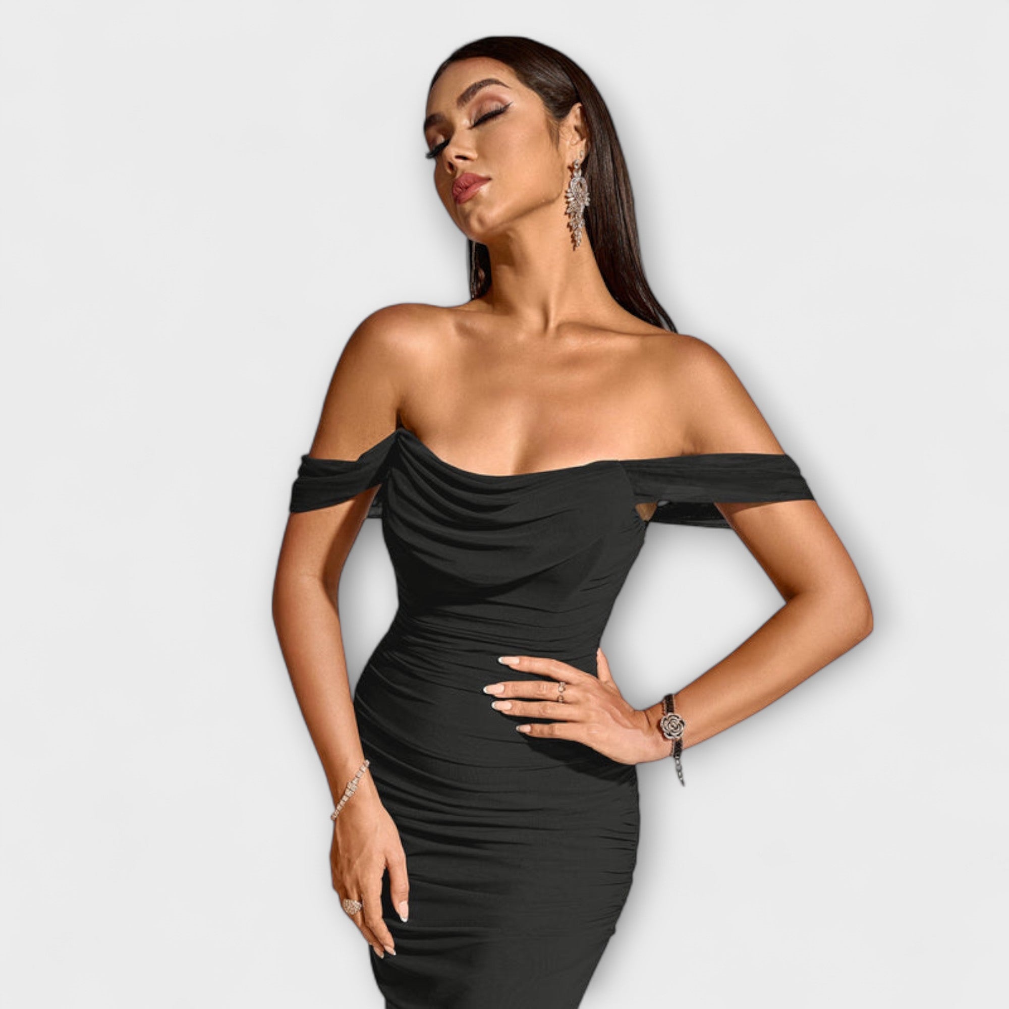 Ione - Bodycon suknelė su atvirais pečiais ir raukiniais