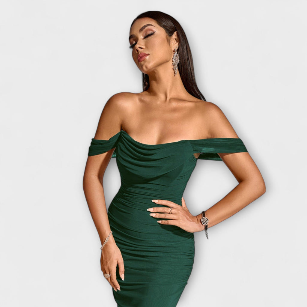 Ione - Bodycon suknelė su atvirais pečiais ir raukiniais