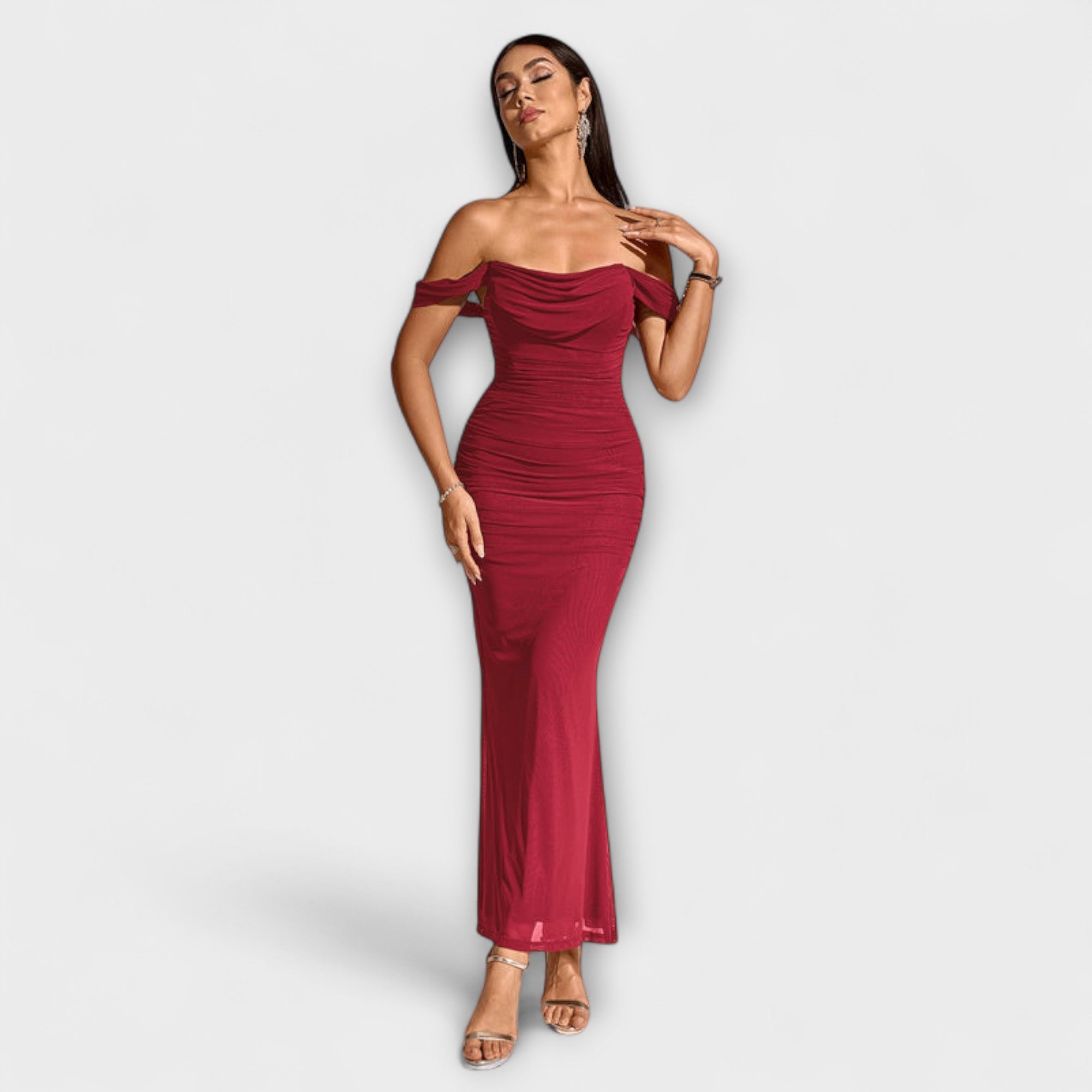 Ione - Bodycon suknelė su atvirais pečiais ir raukiniais