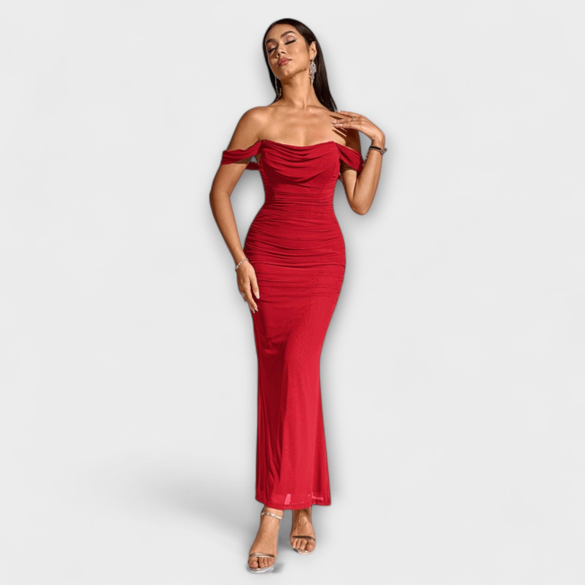 Ione - Bodycon suknelė su atvirais pečiais ir raukiniais