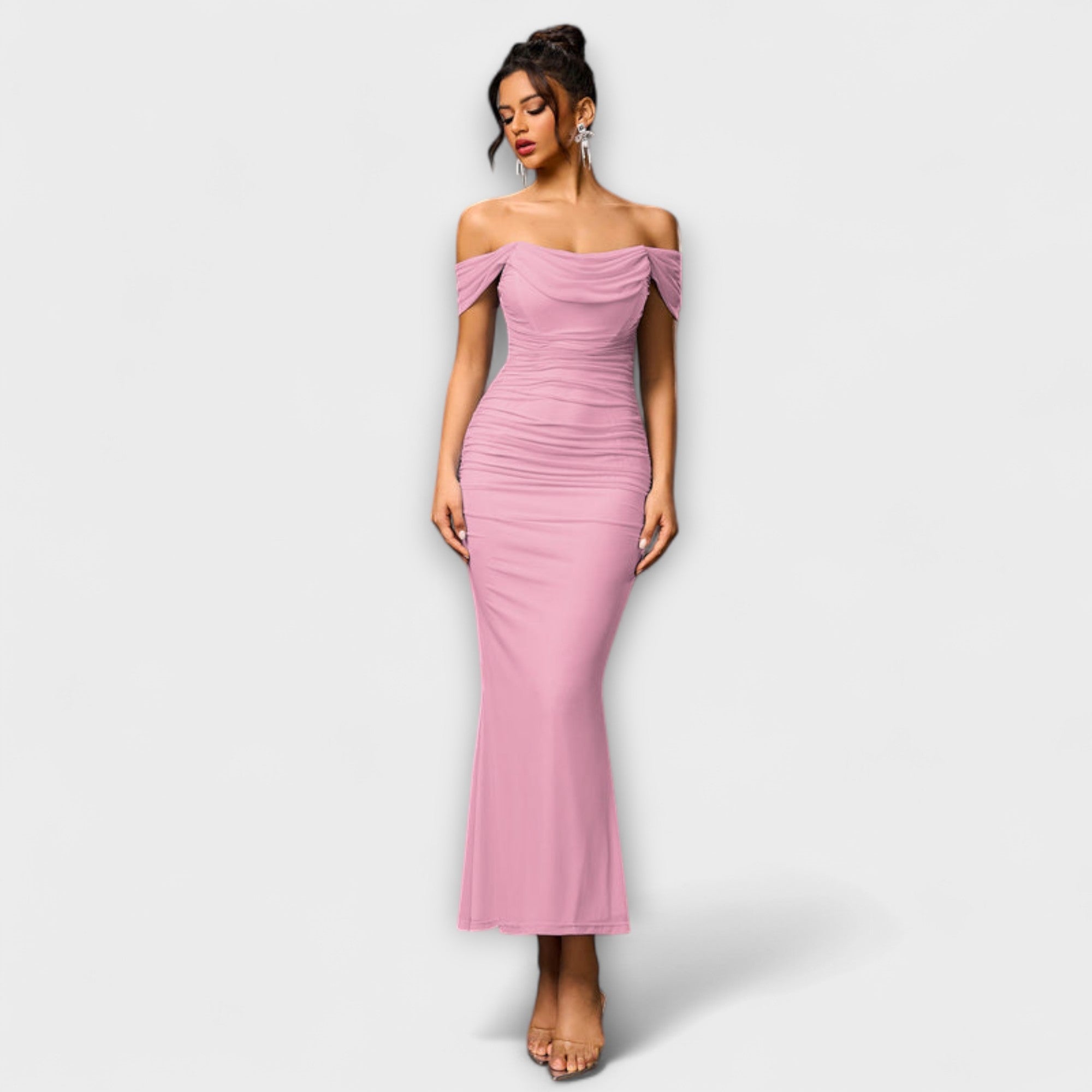 Ione - Bodycon suknelė su atvirais pečiais ir raukiniais