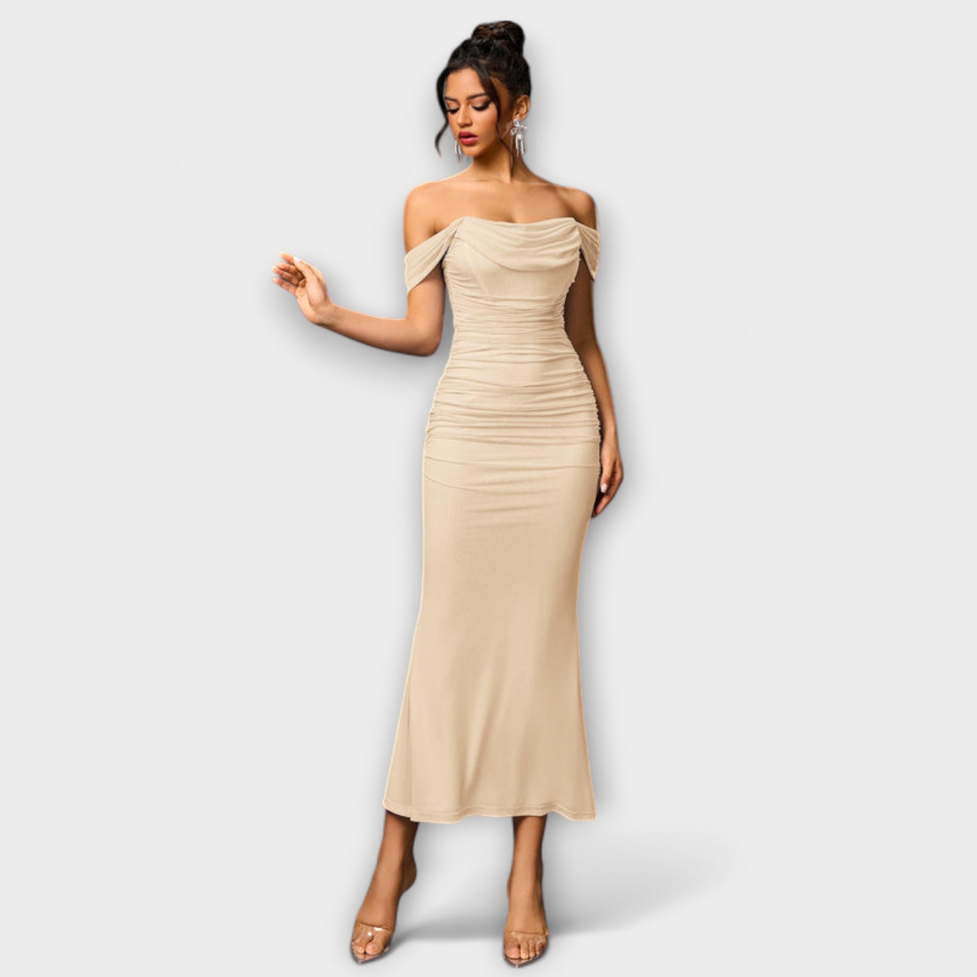 Ione - Bodycon suknelė su atvirais pečiais ir raukiniais